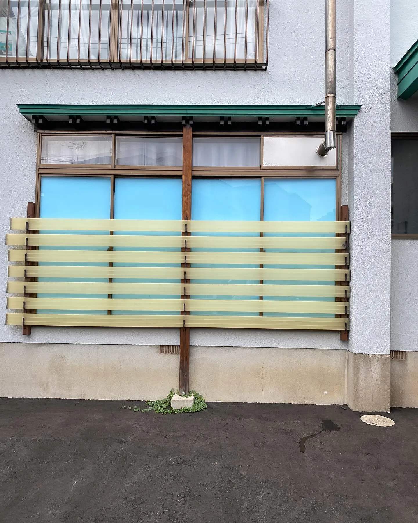 青森市で窓枠にスタイロフォームをはめ込みました。