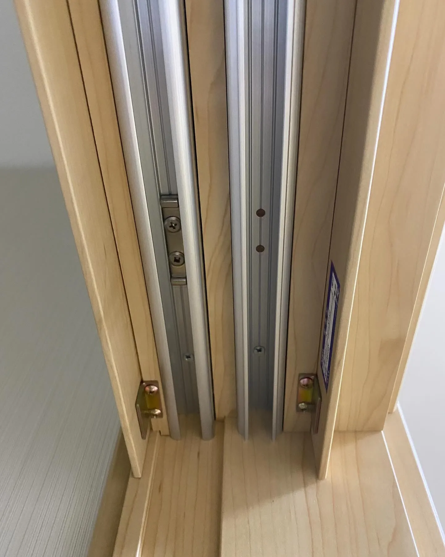 青森市でトイレの連結扉の部品を交換しました。