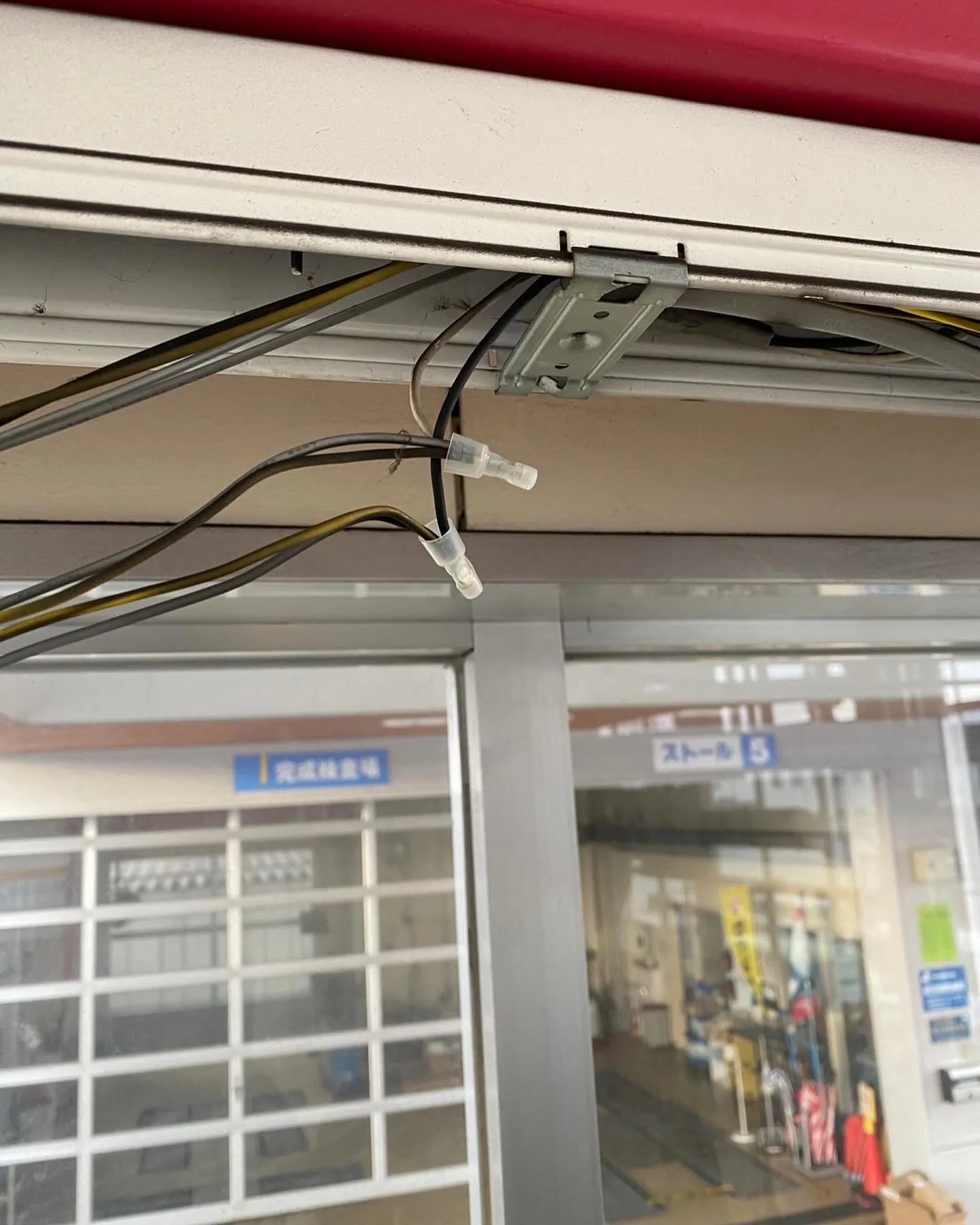 青森市で、店舗照明器具のLED化を施工しました。