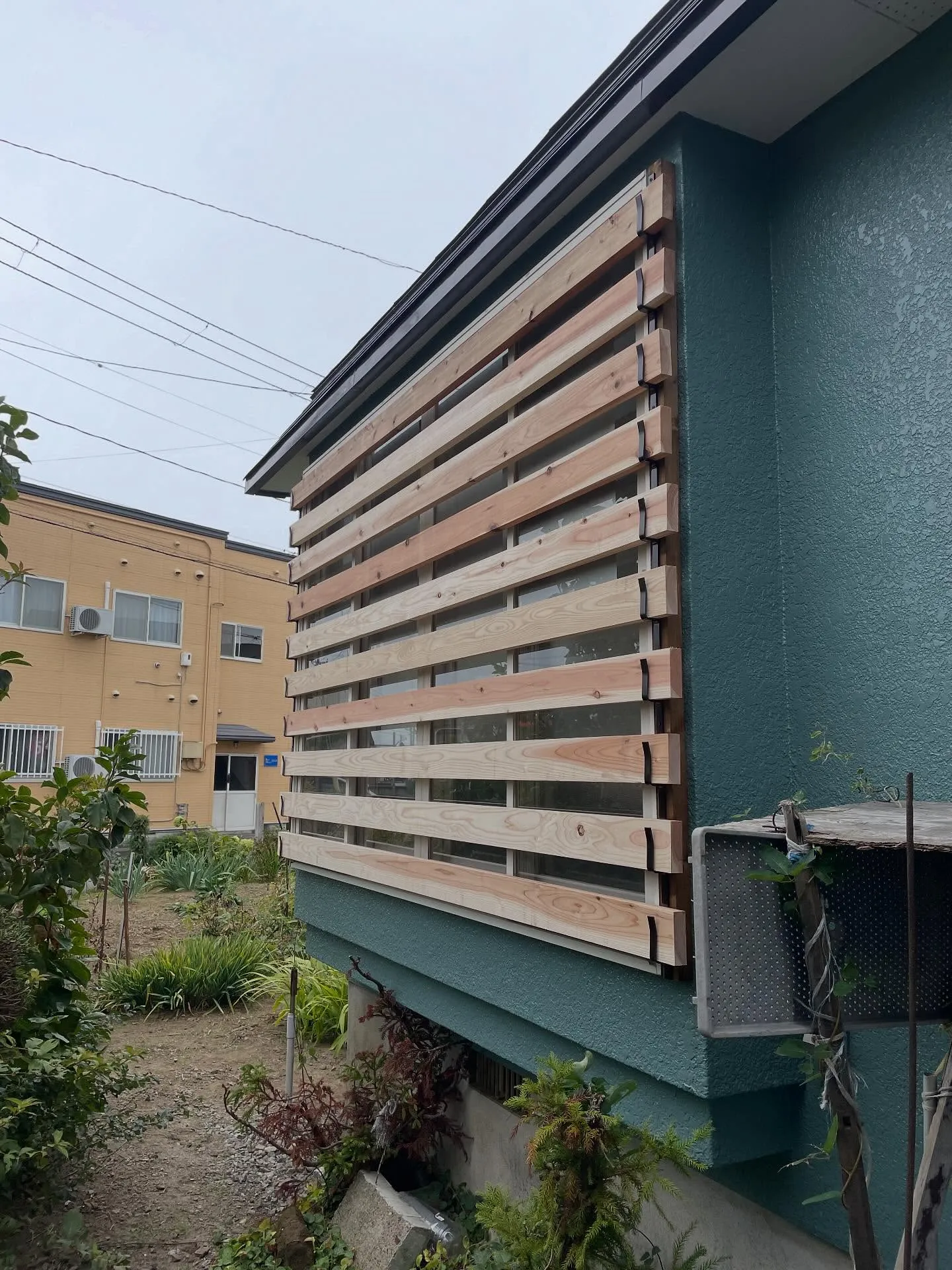 サッシ窓の雪囲いは！