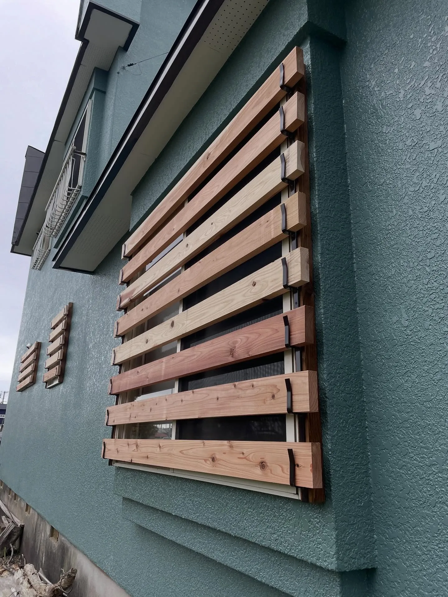 サッシ窓の雪囲いは！