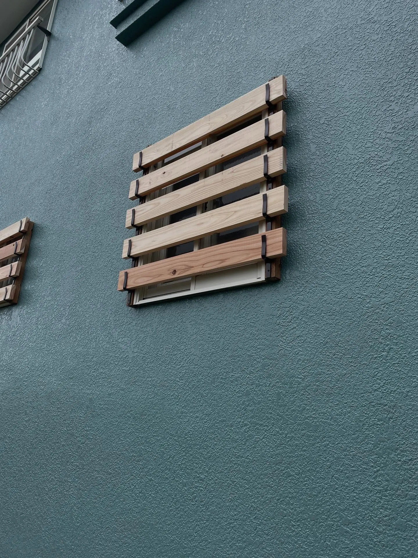 サッシ窓の雪囲いは！