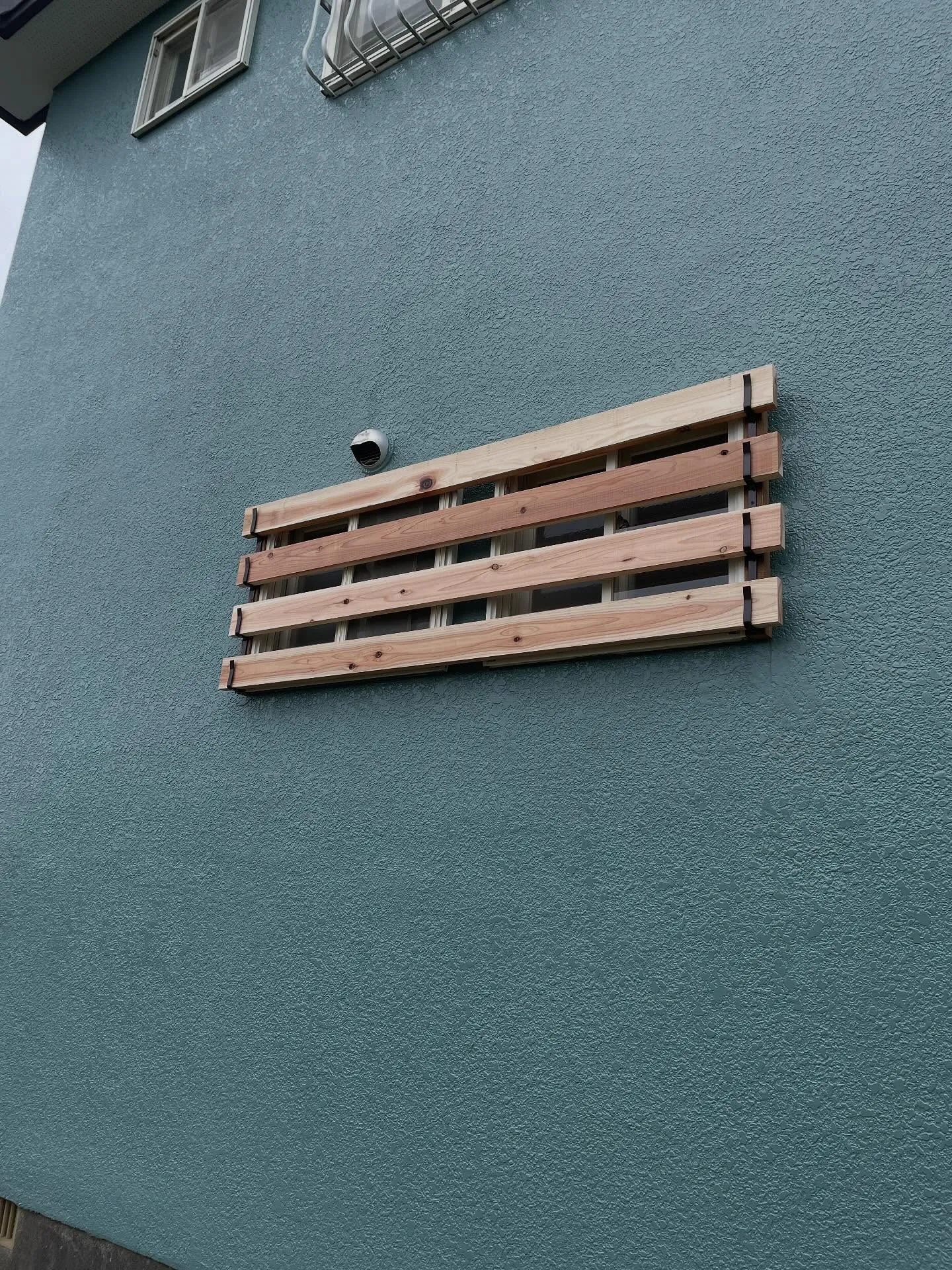 サッシ窓の雪囲いは！