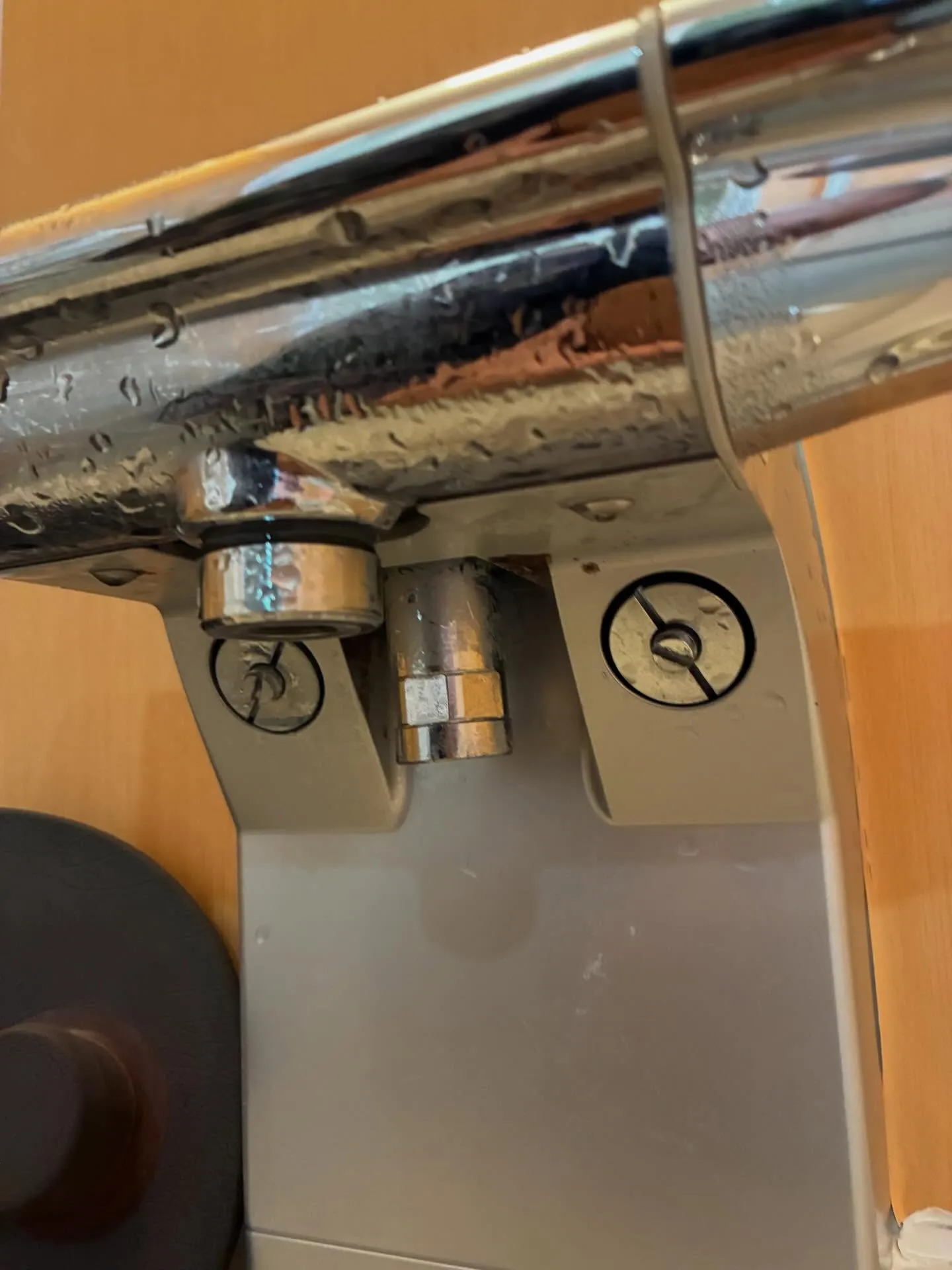 浴室シャワーの根元が外れたら！