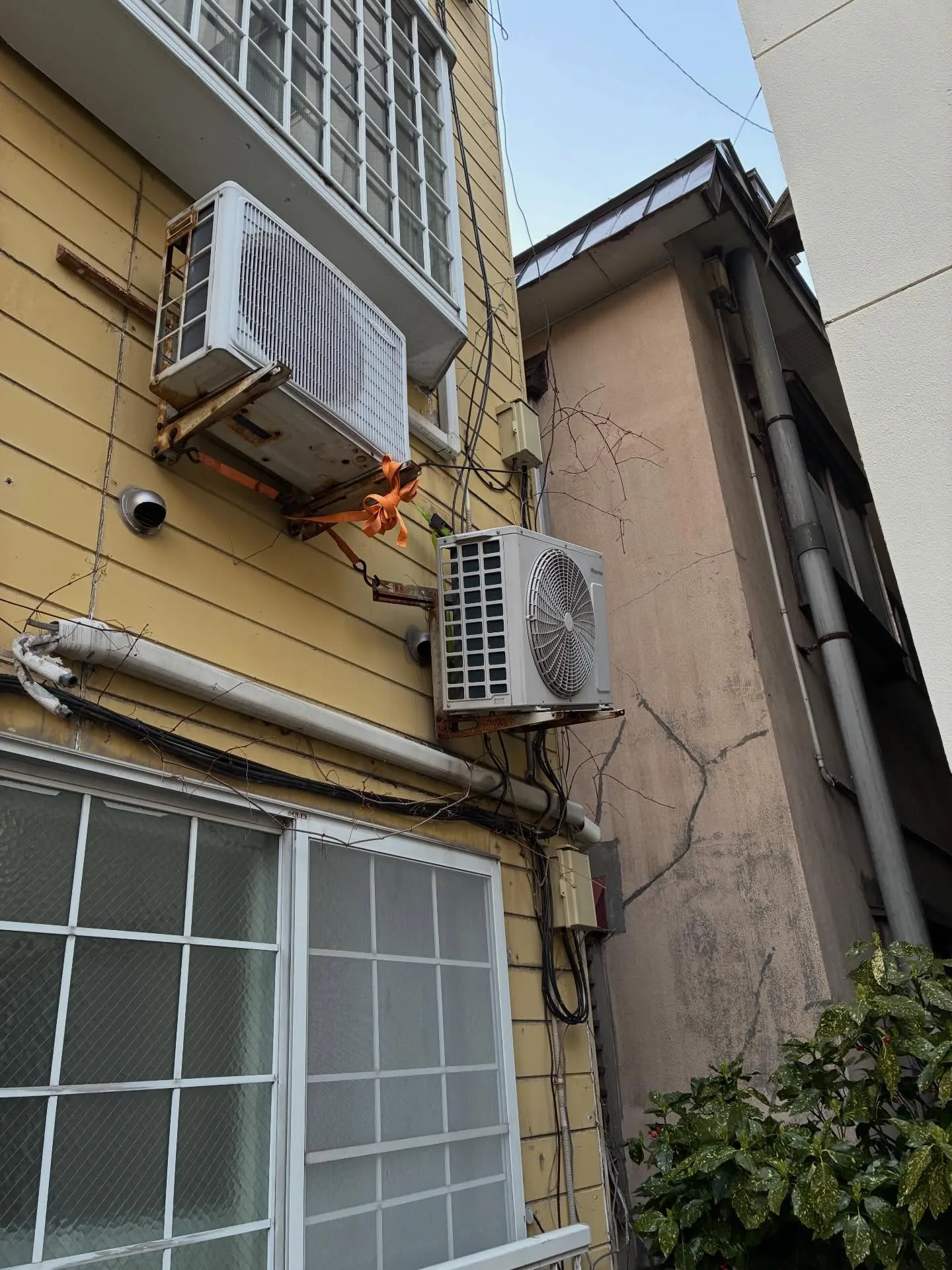 エアコン室外機の雪害！